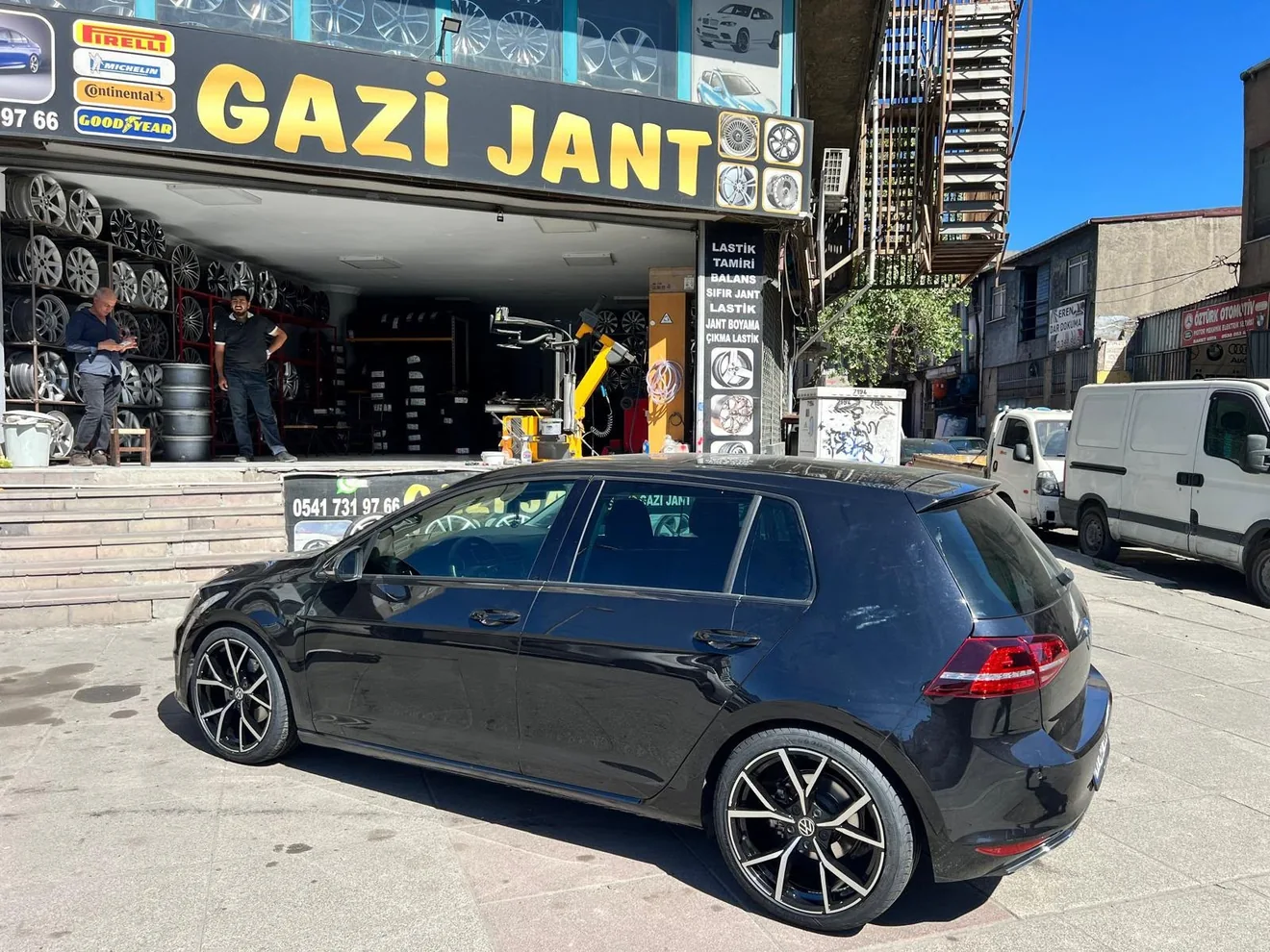 Siyah hatchback ve spor jantlar