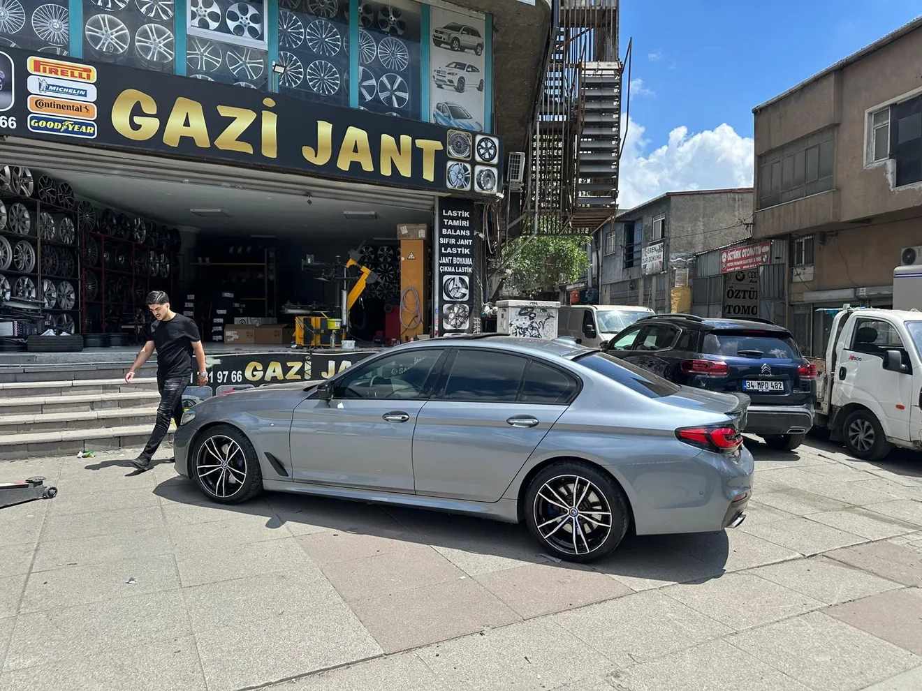 Gri sedan ve yeni jantları
