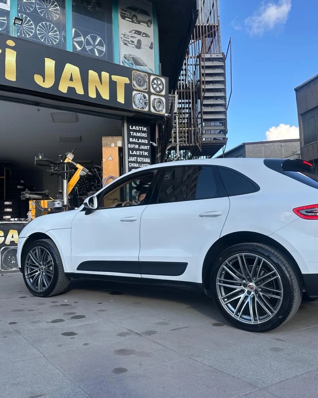 Beyaz SUV'nin büyük jantları