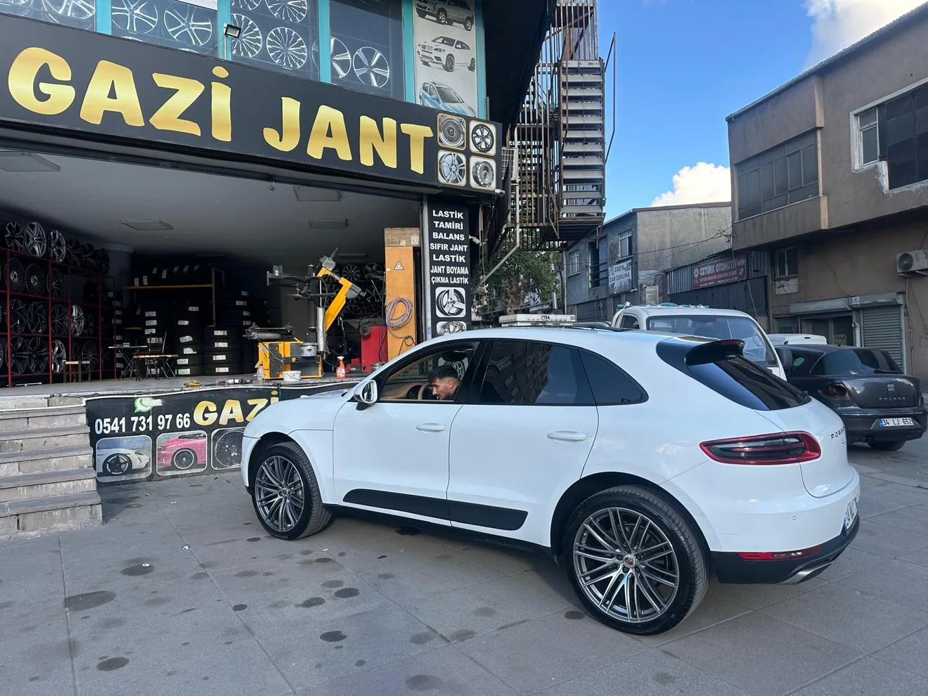 Gazi Jant'ın önünde beyaz SUV